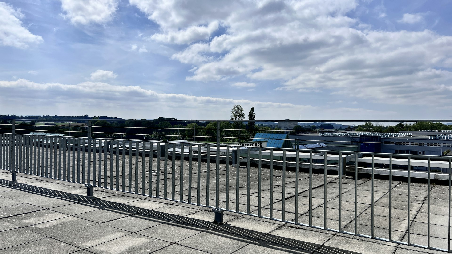 sonnige Dachterrasse auf dem gleichen Stockwerk sonnige Dachterrasse auf dem gleichen Stockwerk
