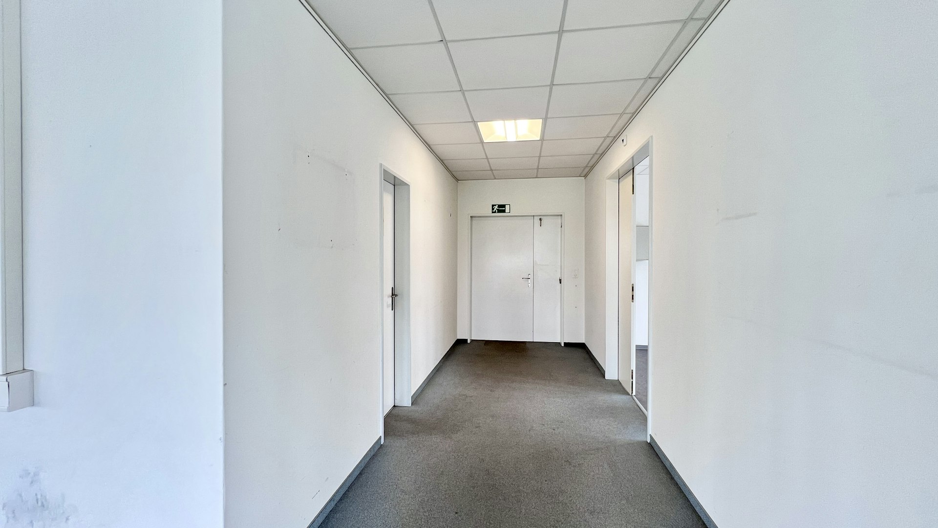 Eingang und Toilette Eingang und Toilette