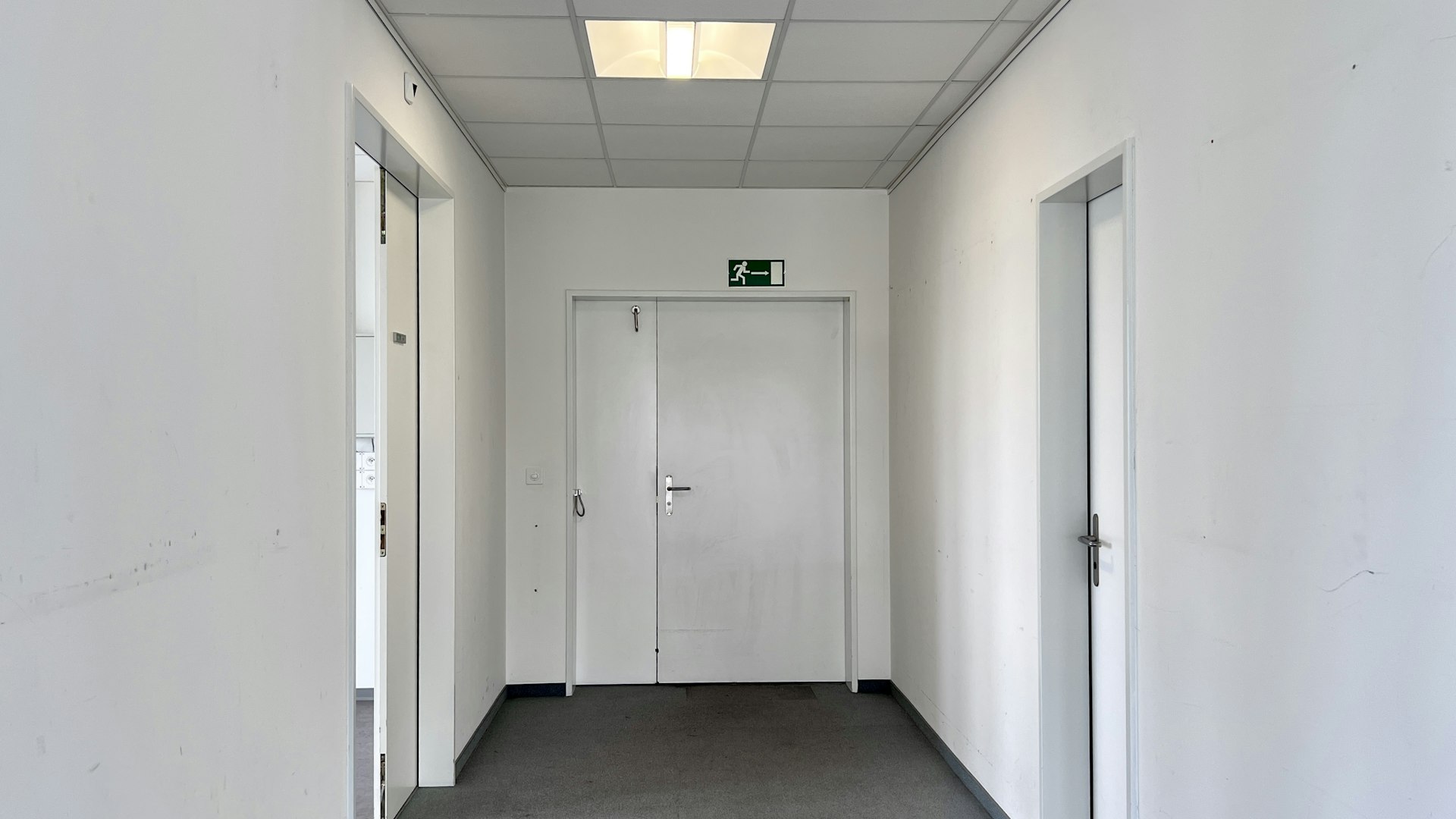 Eingang und Toilette
Eingang und Toilette