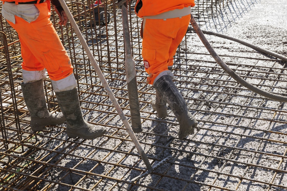 Beton hält nur in Kombination mit Eisen, darum wird das Material auf Eisenstangen gegossen.