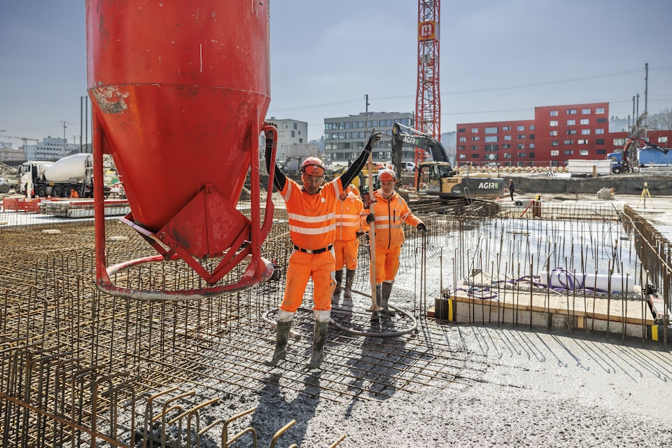 Zuerst mit Eimer und Kran, jetzt wird der Beton mit Schläuchen verteilt.