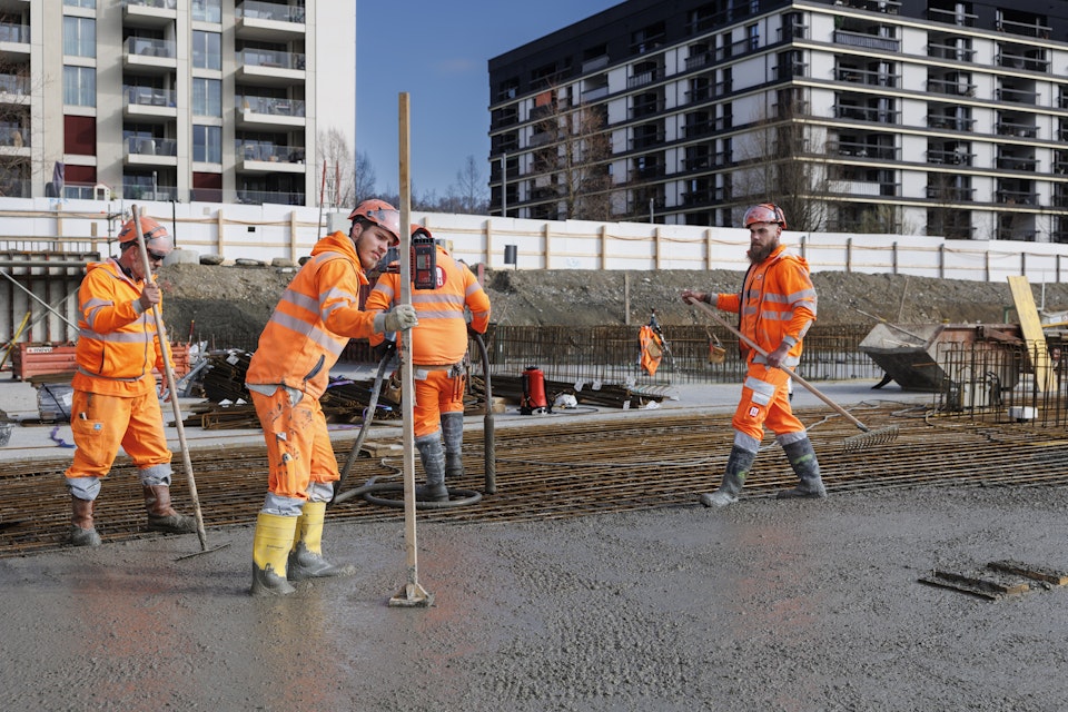 Der Beton für den künftigen Lymhof wird direkt auf der Baustelle produziert.
