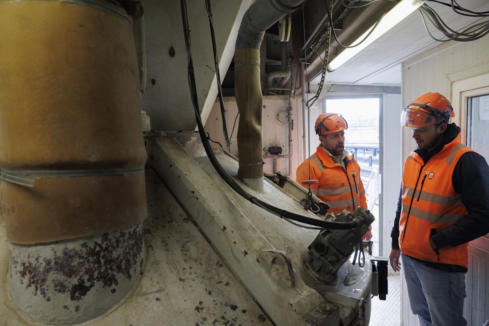 In der Anlage werden Zement, Sand und Wasser zu Beton vermischt.