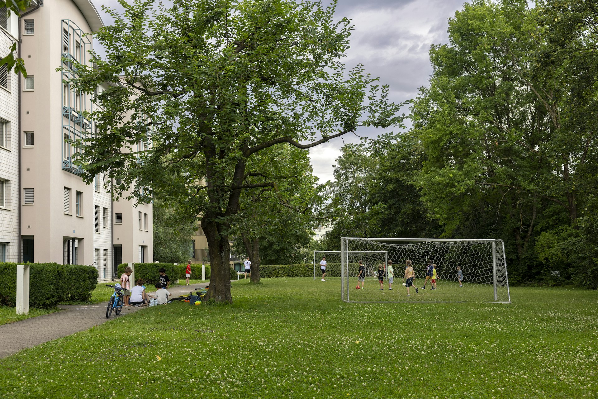 Die beliebte Fussballwiese bleibt erhalten.