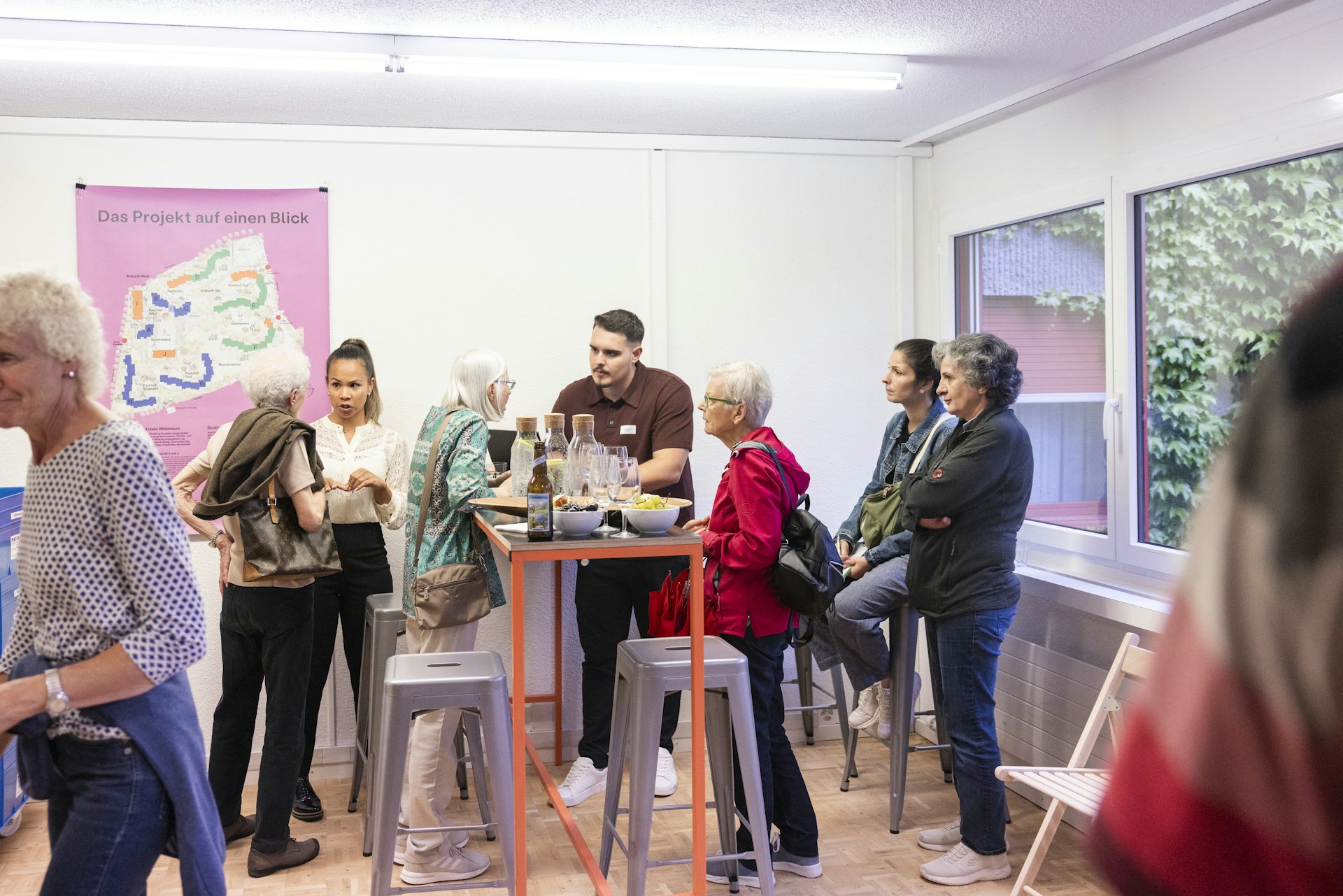 Jenny Niederberger und Adem Maksuti (Wincasa) nehmen Wünsche zu Wohnungswechseln auf. Foto: Sophie Stieger.