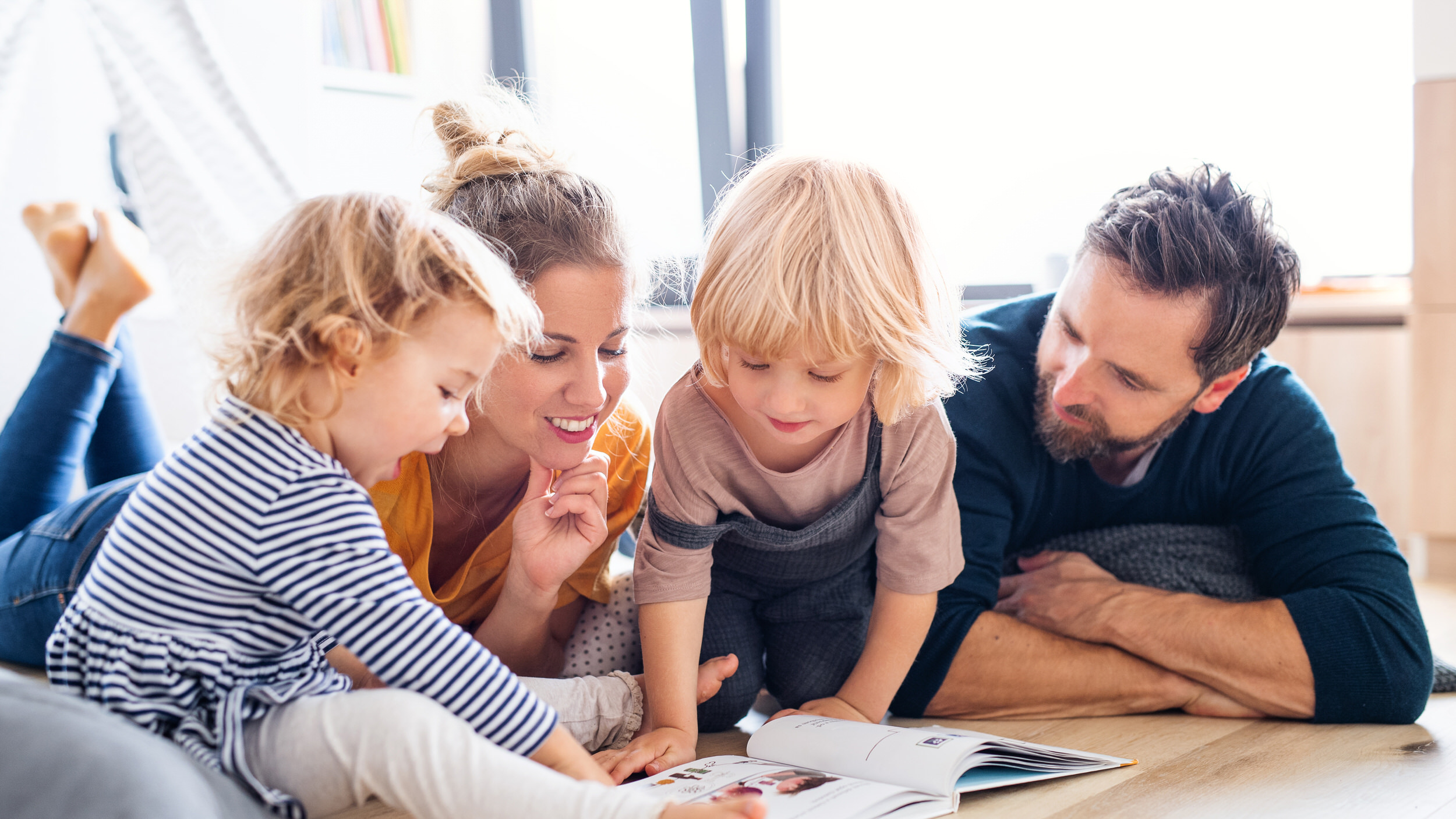 Insembel_Samedan_Familie_Buch_lesen_322138943 Insembel_Samedan_Familie_Buch_lesen_322138943