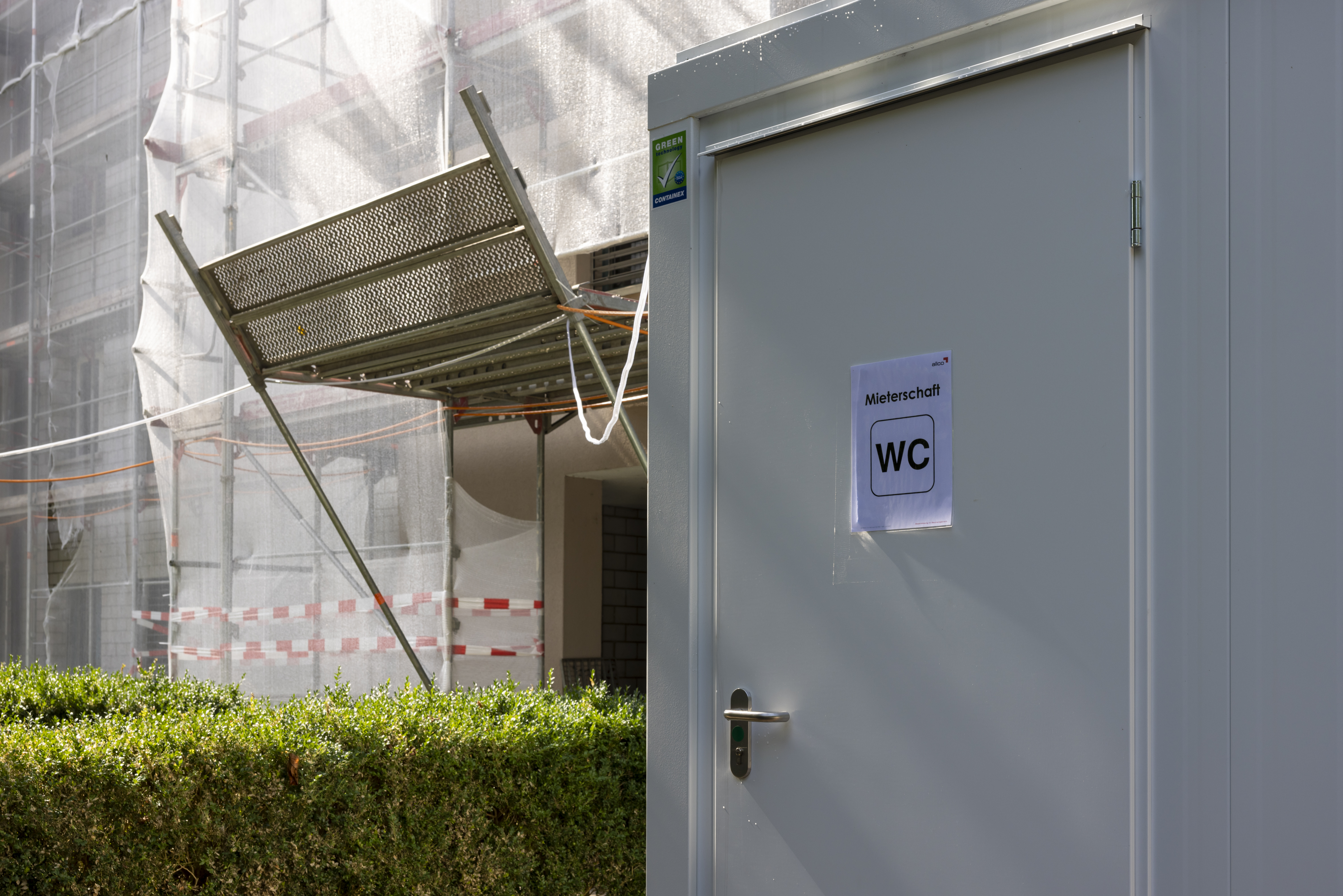 Für die Bewohnenden stehen Dusch- und WC-Container zur Verfügung.  Für die Bewohnenden stehen Dusch- und WC-Container zur Verfügung.