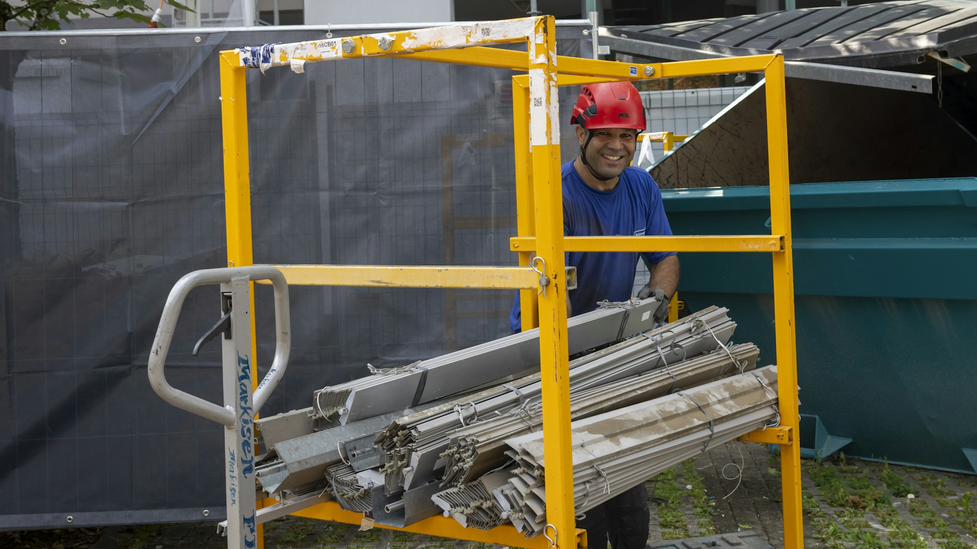 Rund 20 Subunternehmen und insgesamt über 100 Bauleute sind für die Sanierung im Einsatz. Rund 20 Subunternehmen und insgesamt über 100 Bauleute sind für die Sanierung im Einsatz.