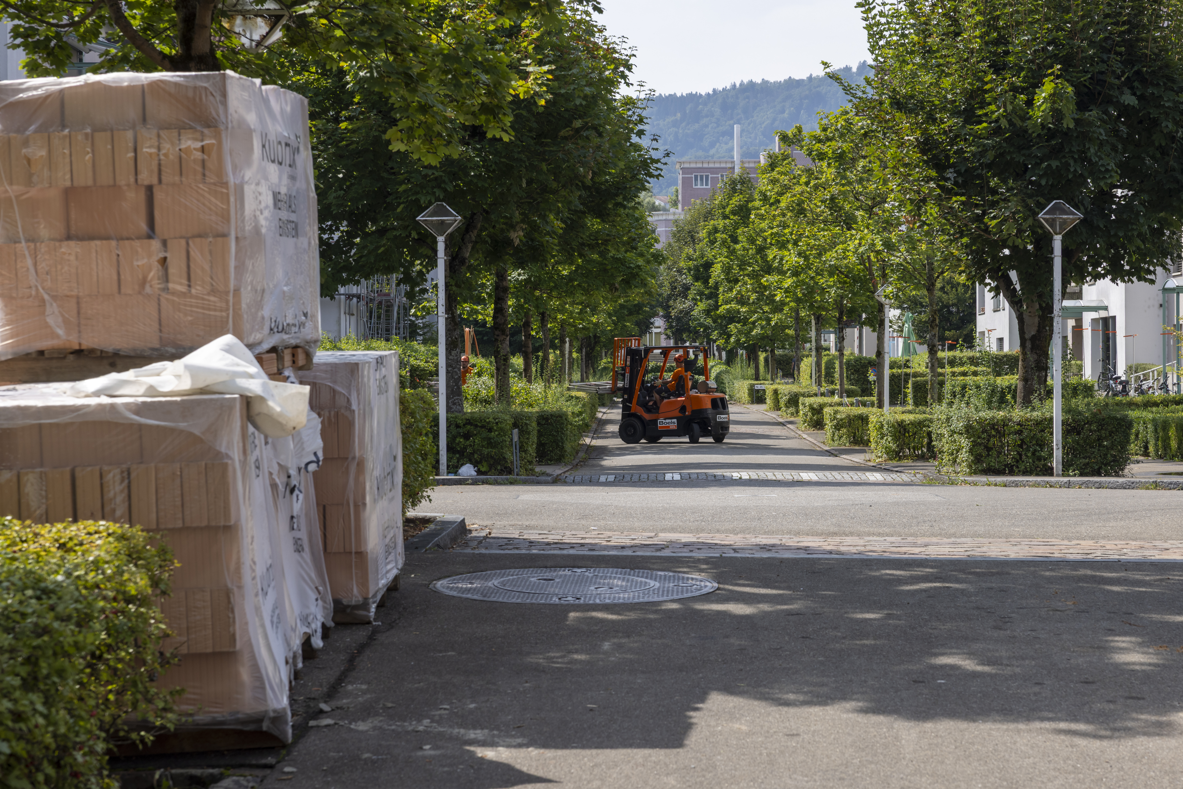 Der grosszügige Aussenraum des Tiergartens wird zum Materiallager der Handwerker. Der grosszügige Aussenraum des Tiergartens wird zum Materiallager der Handwerker.